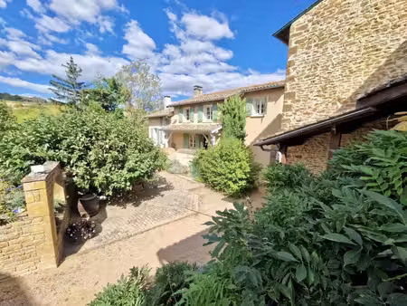 propriété dans le beaujolais les pierres dorées avec piscine et grande dépendance