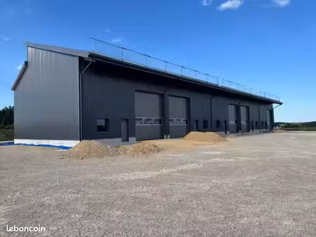 à louer local commercial / professionnel – 200 à 1 000 m² – étalans
