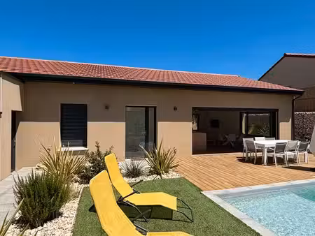 maison récente de plain-pied  piscine et jardin paysagé