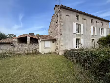 maison en pierre à rénover à la crèche