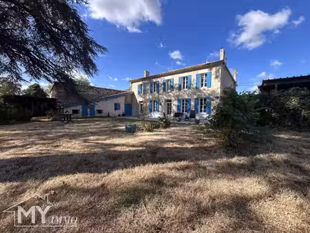 élégante maison bourgeoise en pierre avec deux granges