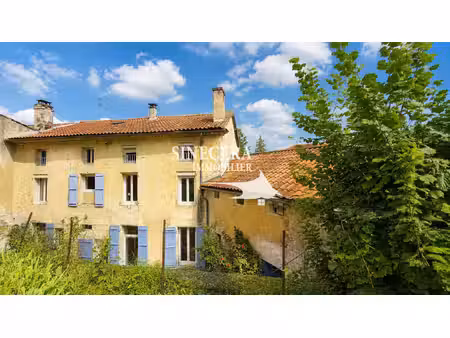 maison en pierre en ville
