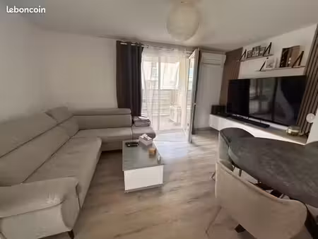t2 de 49 m² entièrement rénové – 2 parkings – climatisation - particulier