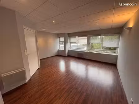 local professionnel 42 m2 à cauderan