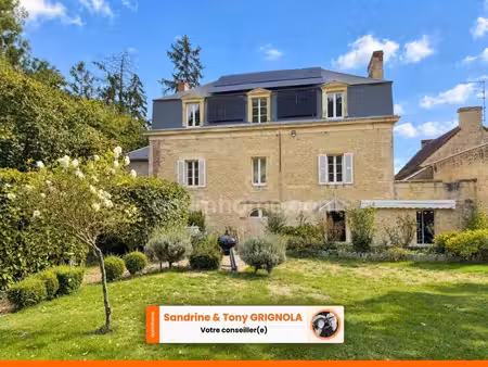 élégante maison de maitre avec toit mansart  parc arboré  verger et dépendances – proche..