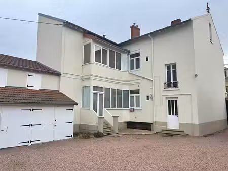 immeuble riorges avec garages et cour