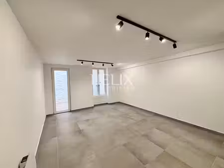 local commercial avec une terrasse dans le centre de saint germain en laye 1 pièce(s) 20.9