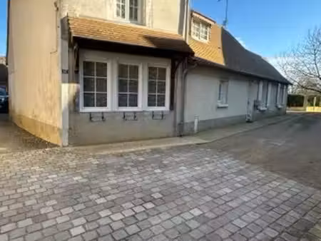 maison de bourg spacieuse avec jardin et garages