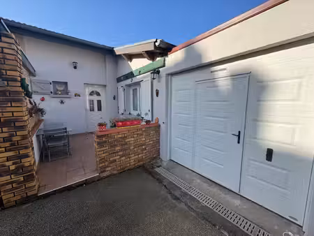 maison de ville au calme avec terrasse privative  cour fermée et garage