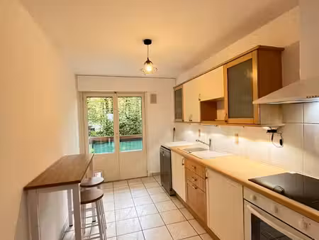 t2 meublé - idéal frontalier - vue léman - 1 minute frontière - traversant avec 2 balcons