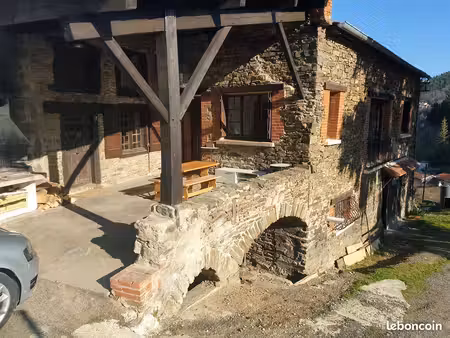 appartement dans corps de ferme en pierre.