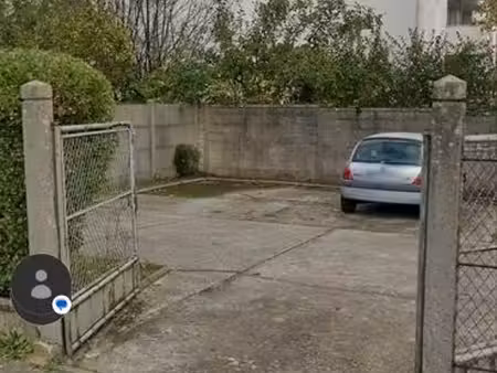 place de parking extérieure