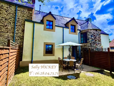 sally hickey vous présente cette maison ancienne rénovée en pierres. 6 pièces  jardin clos