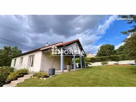 maison familiale avec piscine  sous-sol complet et 1 400 m² de terrain