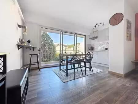 beau studio avec terrasse  clim rénové récemment vue sur jardin
