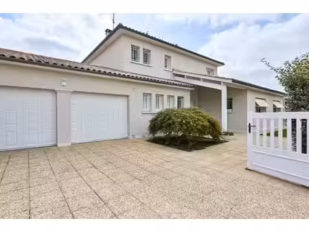 marmande : villa de standing avec jardin piscine et trois garage.