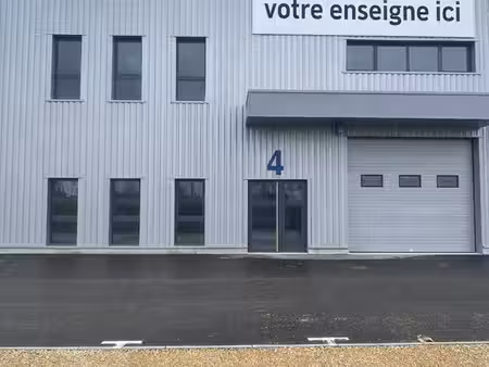 local 200m² avec inclus 52m² de bureau à louer façade autoroute