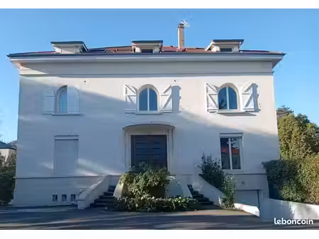 duplex de 96 m2 dans maison de maître (divisée en 5 appartements) avec piscine et terrain 