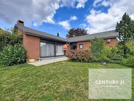 villa 4 façades de plain-pied dans un quartier résidentiel r