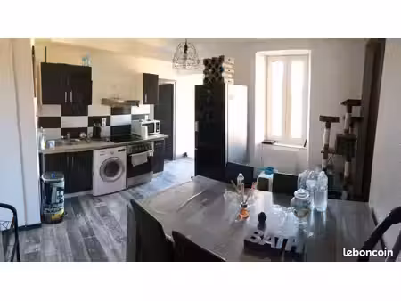 appartement t3 rénové avec terrasse et parking  à proximité écoles et commerces