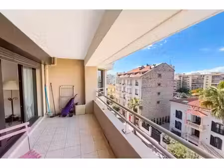 location appartement 3 pièces 63 m² à juan les pins (06160)  1 500 €