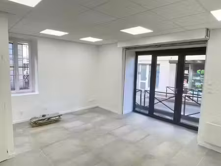 location commerce 1 pièce 22 m² à aix-les-bains (73100)