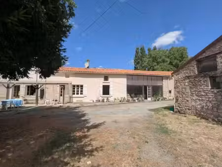 propriété rurale pleine de caractère avec de vastes dépendances  étang et grands jardins