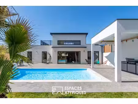 lumineuse maison contemporaine et sa piscine
