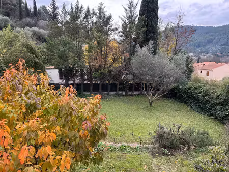 maison de ville sur terrain de 934 m2.