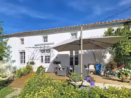 maison en pierre de caractère rénovée avec grand jardin et potentiel d'aménagement