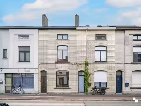 te renoveren gesloten bebouwing met drie slaapkamers en zonnige tuin