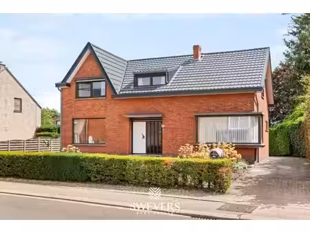 uitstekend gelegen woning met 4 slaapkamers en mooie tuin