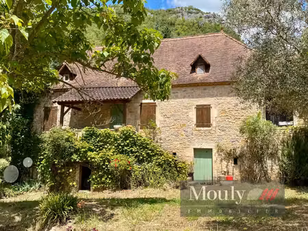 jolie maison en pierre avec vue sur le village de saint-cirq