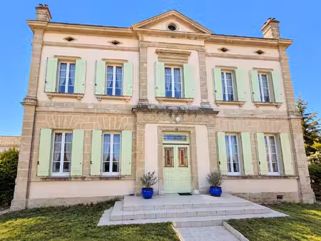 maison bourgeoise en pierre entièrement rénovée avec piscine  garage et jardin