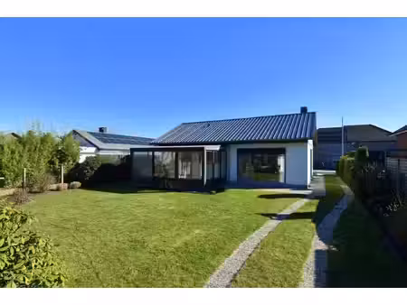 vrijstaande woning met 3 slaapkamers en 2 garages te koop op een perceel van 1087 m² in we