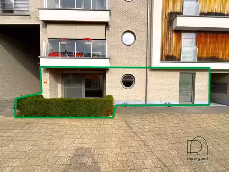 modern gelijkvloers 1slaapkamer-appartement met terras  private parking in het centrum van
