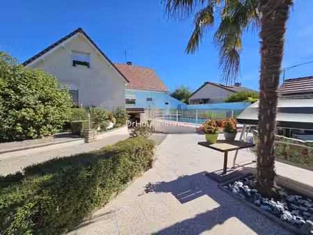 maison type 6 de 180m² avec garage  sous-sol  piscine et jardin à reneve
