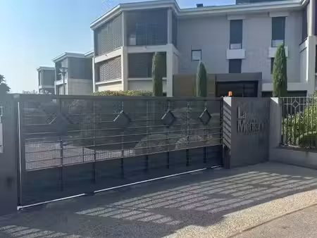 référence : 7222-abo - exclusivité – box fermé de 14 m² avec porte sécurisée – résidence l
