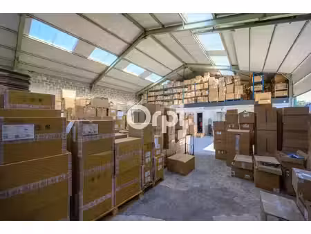 entrepôt rénové 520 m2 3 bureaux chauffés accès poids lourds parking