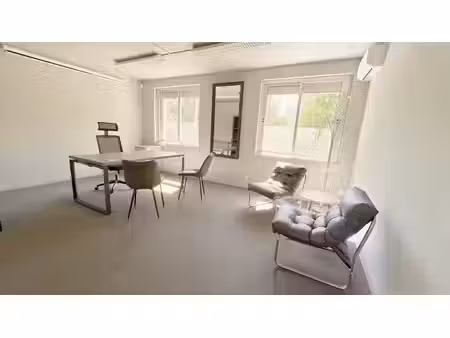 location locaux professionnels 2 pièces 20 m² à aix-en-provence (13090)  610 €