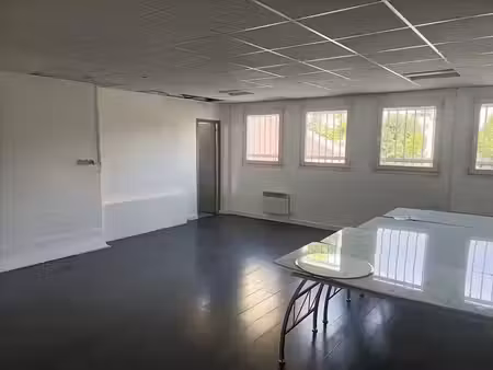 location locaux professionnels 3 pièces 70.6 m² à ivry-sur-seine (94200)  1 525 €