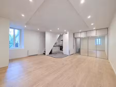 dijon – t2 duplex rénové – 58 m2 carrez  63 m² au sol