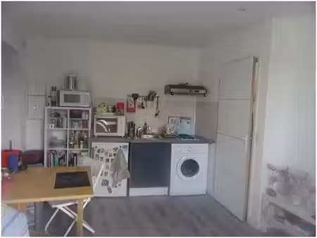 à louer : studio meublé avec place de stationnement et cave