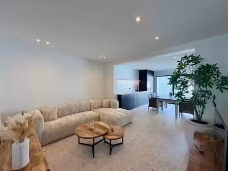 volledig gerenoveerde woning met 3 slaapkamers en garage te izegem!