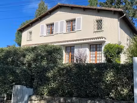 très belle bâtisse traditionnelle en pierre des année 60