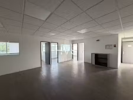 location local professionnel 200m²
