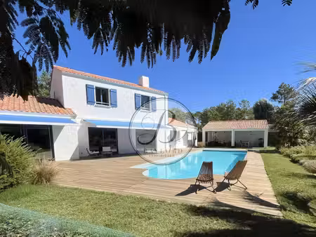villa contemporaine avec piscine et 5 chambres