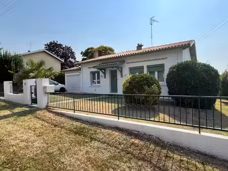 dans quartier résidentiel jolie maison de plain-pied avec jardin clos et garage