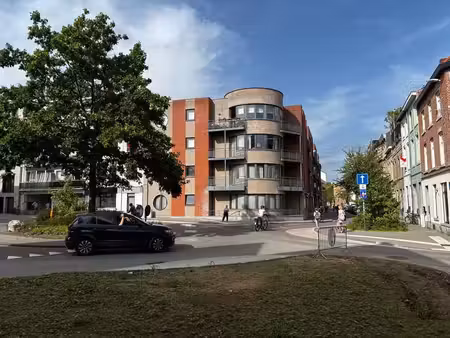 3-slaapkamerappartement (165m²) met ruimegaragebox te leu...