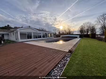 maison de plain-pied familiale avec piscine double garage avec dépendance et cave